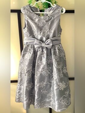 Rare, too! Shiny party dress with belt and lining. Size 6